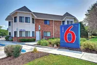 Motel 6 Glenview, IL - Chicago North