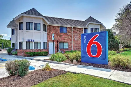 Motel 6 Glenview, IL - Chicago North