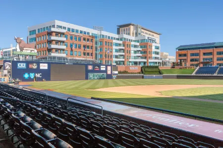 Super 8 by Wyndham Durham/University Area NC Отели в г. Дарем