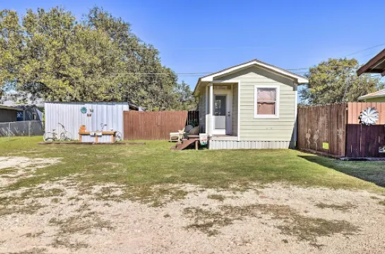 Flirty Flamingo Studio 1 Mi to Canyon Lake Hotels in Canyon Lake