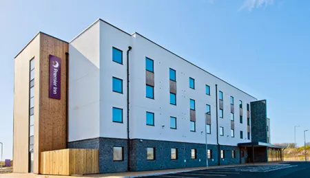 Premier Inn Holyhead Отели рядом с достопримечательностью «Porth Dafarch»
