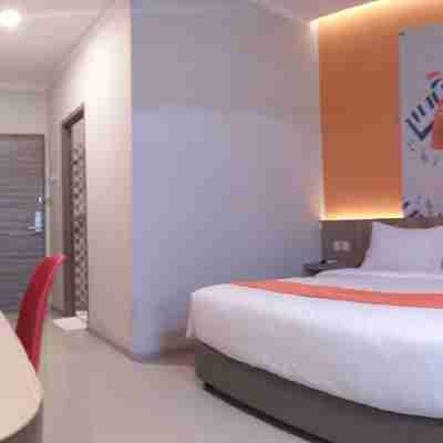 Front One Budget Abepura Rooms