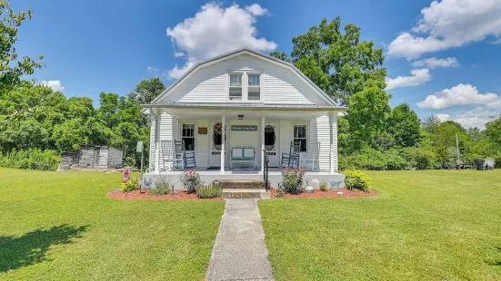 'Grandma's Farm House' on 125 Acres w/ Fire Pit!