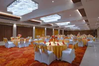 Royale Sarovar Portico Agra - Pools