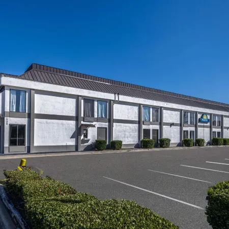 Days Inn & Suites by Wyndham Fort Bragg/Cross Creek Mall