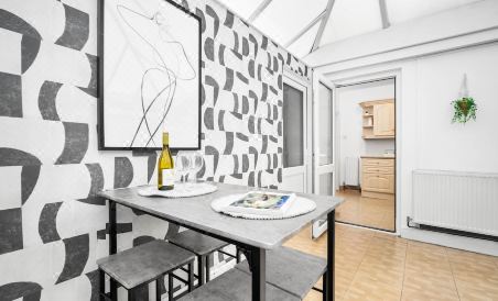 Spacious House with Garage and Garden South of Birmingham Centre - Housity