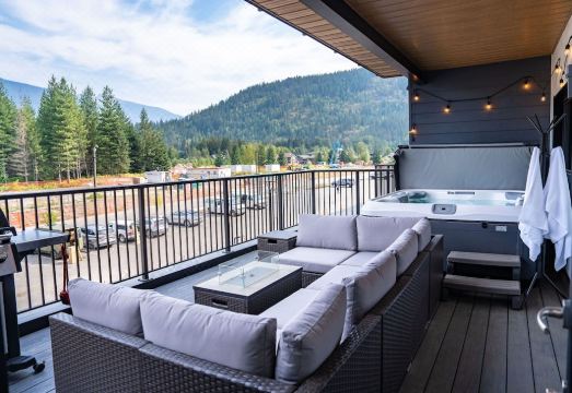 Huckin' Harry's by Revelstoke Vacations Hotel Overview