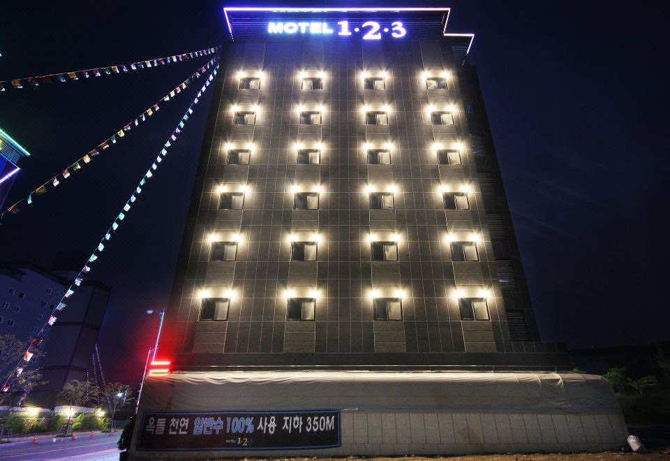 3. 모텔 123..