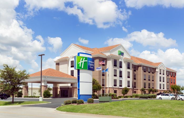 Holiday Inn Express & Suites SHAWNEE I-40 by IHG
