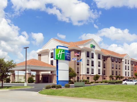 Holiday Inn Express & Suites Shawnee I-40