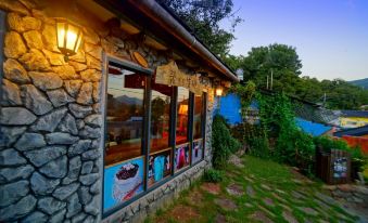 Jeonju Ggumgguneunnalgae Guesthouse