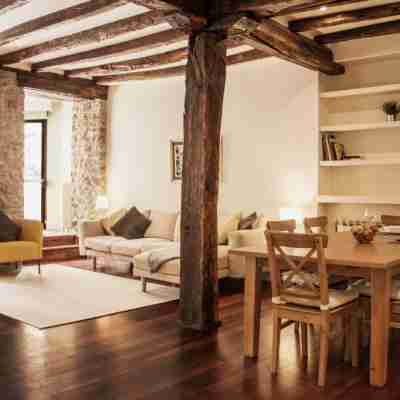 Central, Spacious and Authentic Family Apartment Rooms
