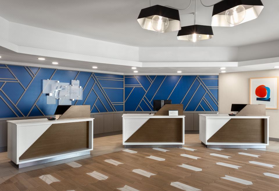 [이미지: Holiday Inn Express 로비]