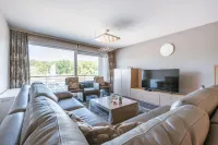 Huswell - Bright Apartment with Parking Near the Beach