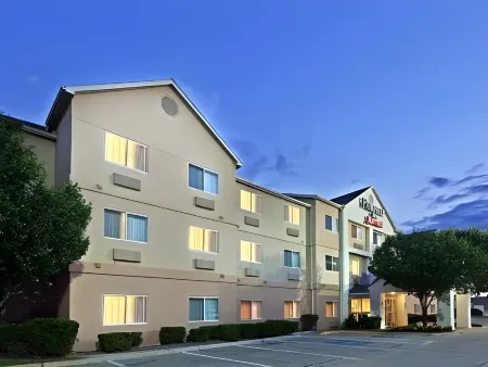 Fairfield Inn & Suites Victoria Отели рядом с достопримечательностью «Риверсайд Стадиум»