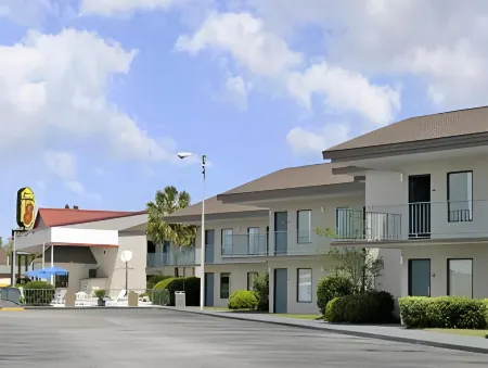 Super 8 by Wyndham Adel GA I-75