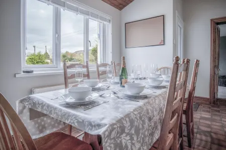 Hill House - 4 Bedroom Holiday Home - Llanrhidian