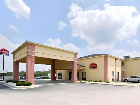 Days Inn by Wyndham Lugoff Отели рядом с достопримечательностью «Kendall Lake Park»