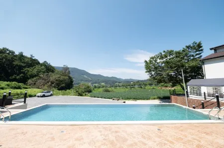 Goesan Goeunjip Pension Отели рядом с достопримечательностью «Shinpoong Hanji Maeul»