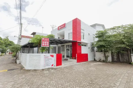 RedDoorz Syariah Near Gor Bung Karno Nganjuk Отели рядом с достопримечательностью «Симпанг Лайма Картохархо»