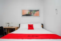 RedDoorz Plus near Patung Kuda Undip Hotel di Banyumanik
