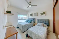 Beautiful Condo with Pool and Close to the Beach Hotel di 
