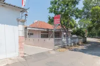 RedDoorz Near Kejaksan Station Cirebon 3 Hôtels à : Kejaksan