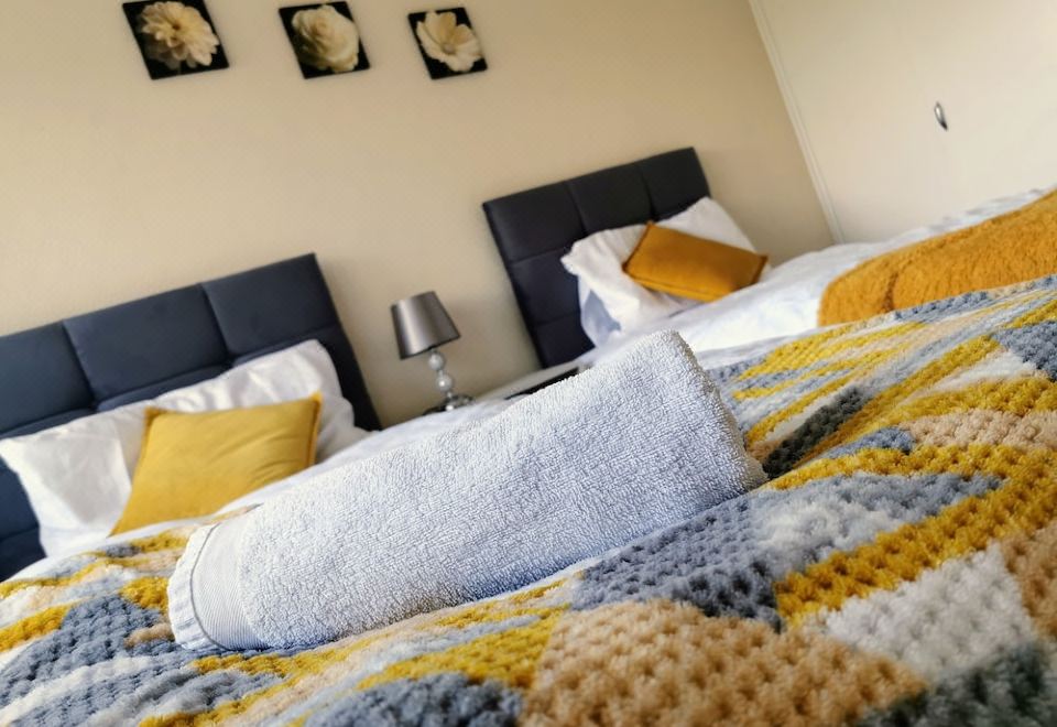 Stunning 3 Bedroom 5 Beds House 이미지