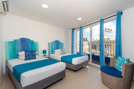 White Coral ApartaSuites Отели рядом с достопримечательностью «Плайя Спрат Бигт»