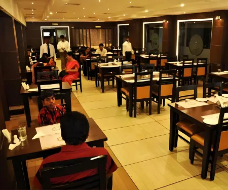 Hotel Shaans Отели рядом со станцией Tiruchirappalli Railway Station