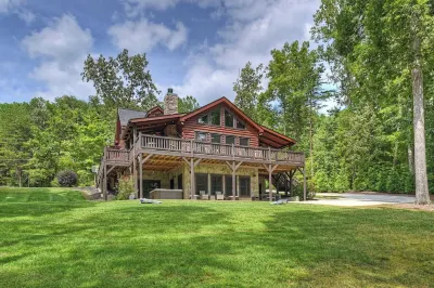 Bankhead Lodge by Avantstay Waterfront Log Cabin