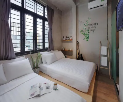 9 Hostel and Bar