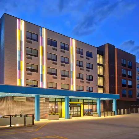 Tru by Hilton Manchester Downtown
