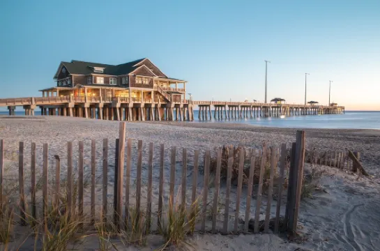 Charming Coastal Retreat in Manteo – Newly Remodeled & Ready for Your Stay!