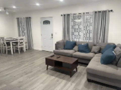 3-bedroom farm stay just 13 minutes from Santa Anita Park โรงแรมในอาซูซ่า