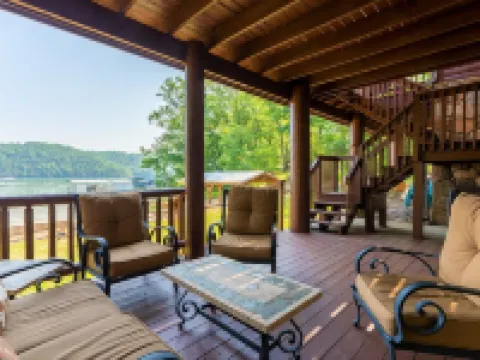 Lakefront Lodge / Cabin / Retreat - Huge Niangua Frontage w/ Beach 拉塞爾酒店