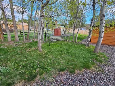 10 minutes to Glacier! Family-friendly home with porch & swing 더 루프 트레일헤드 주변 호텔