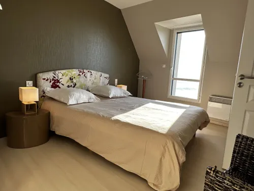 A house with the ocean at the end of the garden