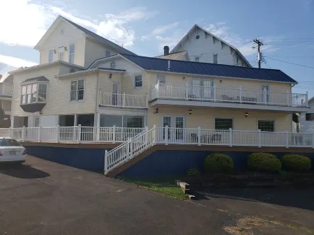 Historic Hardware Inn with River Views: Suite 102