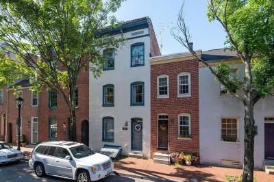 Charming 4 bedroom home just steps to the water! 캠던역 주변 호텔