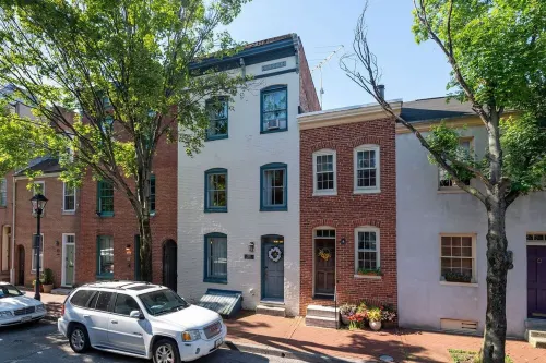 Charming 4 bedroom home just steps to the water! - 방갈로