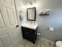 Bellevue Guesthouse by Lake Sammamish- EV, Patio - Tiny houses