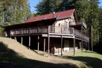 ROMANTIC, ARTISTS PRIVATE 'FOREST SUITE', 5 acres Redwoods, Trails, Mendo 2 mi. Navarro Point Preserve and Scenic Trail附近的飯店