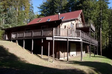 ROMANTIC, ARTISTS PRIVATE 'FOREST SUITE', 5 acres Redwoods, Trails, Mendo 2 mi. Отели рядом с достопримечательностью «Mendocino Grove»