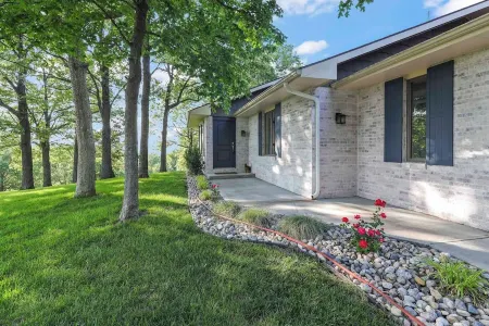 Tranquil Wooded Retreat Overlooking Truman Lake only 2 minutes from Warsaw, MO