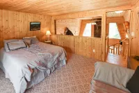 Cabin close to the slopes! Wifi, fireplace, and hot tub
