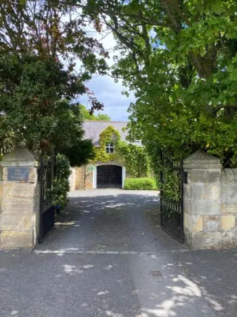 The Old Vicarage Отели рядом с достопримечательностью «The Lindisfarne Gospels Garden»