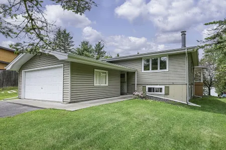 Lakefront Northwoods Winter/Summer Wonderland Updated 3 Bedroom House Sleeps 8