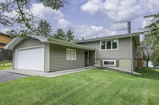 Lakefront Northwoods Winter/Summer Wonderland Updated 3 Bedroom House Sleeps 8 艾昂縣住宿飯店