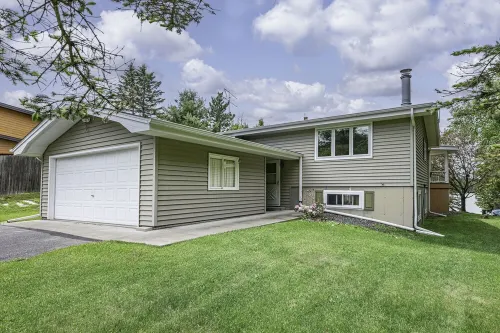 Lakefront Northwoods Winter/Summer Wonderland Updated 3 Bedroom House Sleeps 8